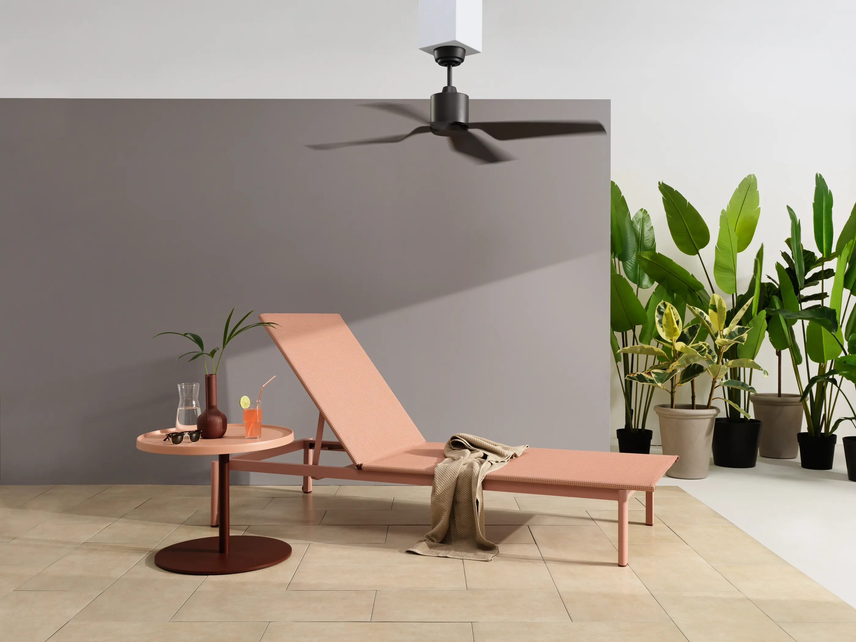 Outdoor Area mit Liege und Ventilator