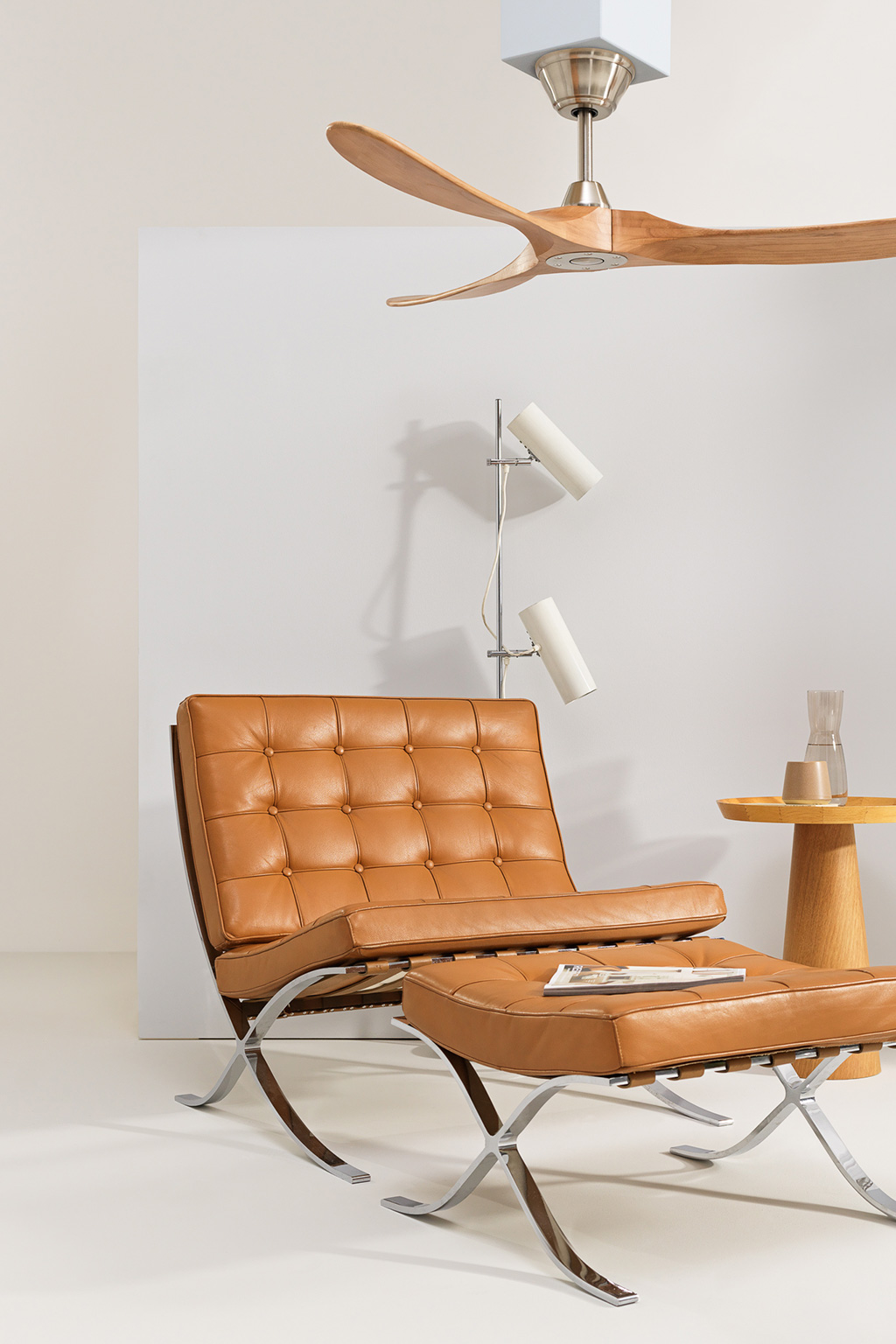 Wohnzimmer mit Couch und Ventilator