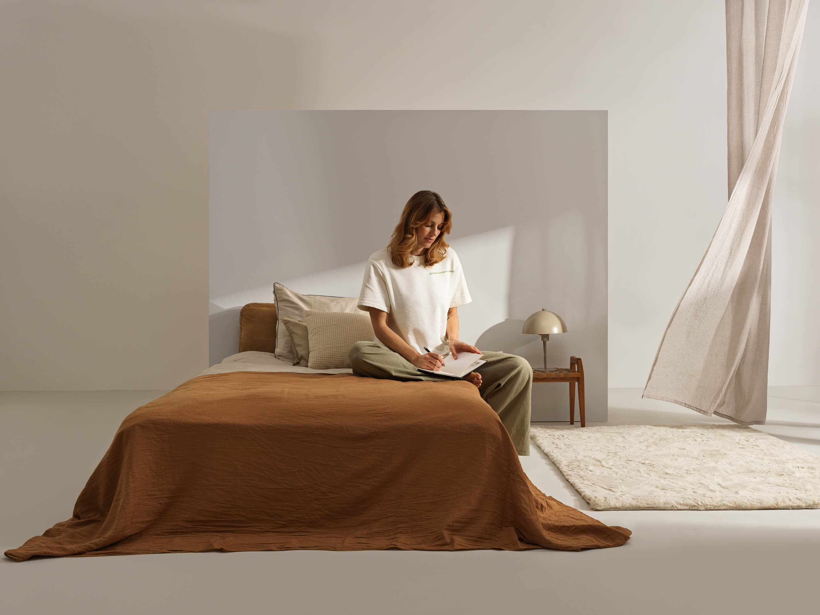 Eine Frau sitzt auf einem Bett