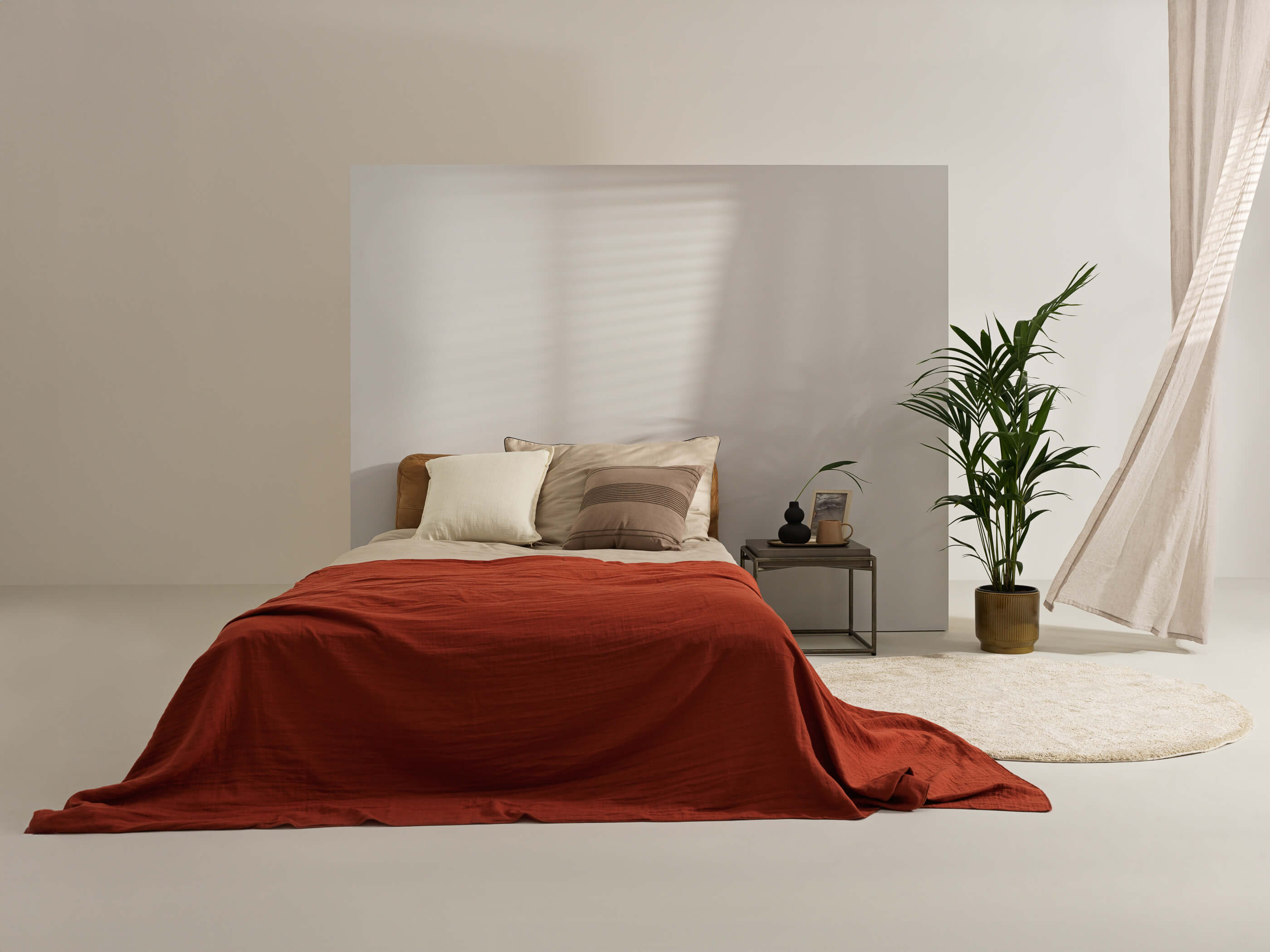 Schlafzimmer ein Bett mit roter Decke