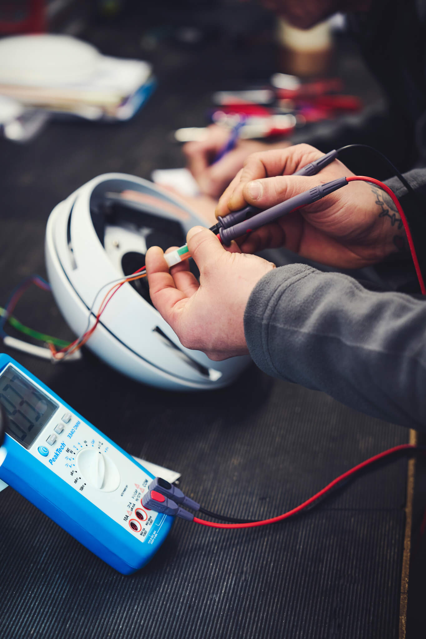 Hände prüfen Ventilatoren Elektronik