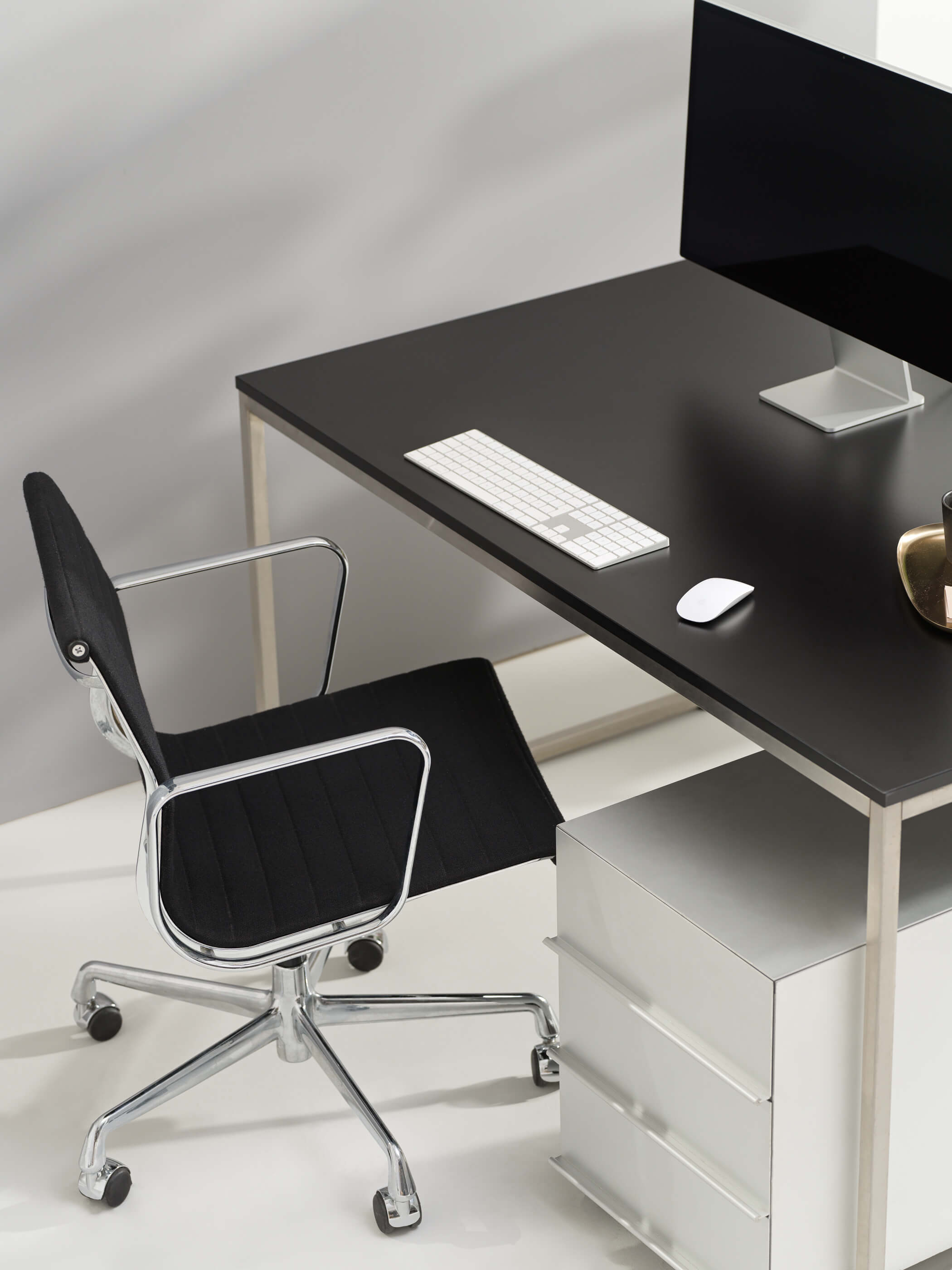 Drehstuhl und Schreibtisch