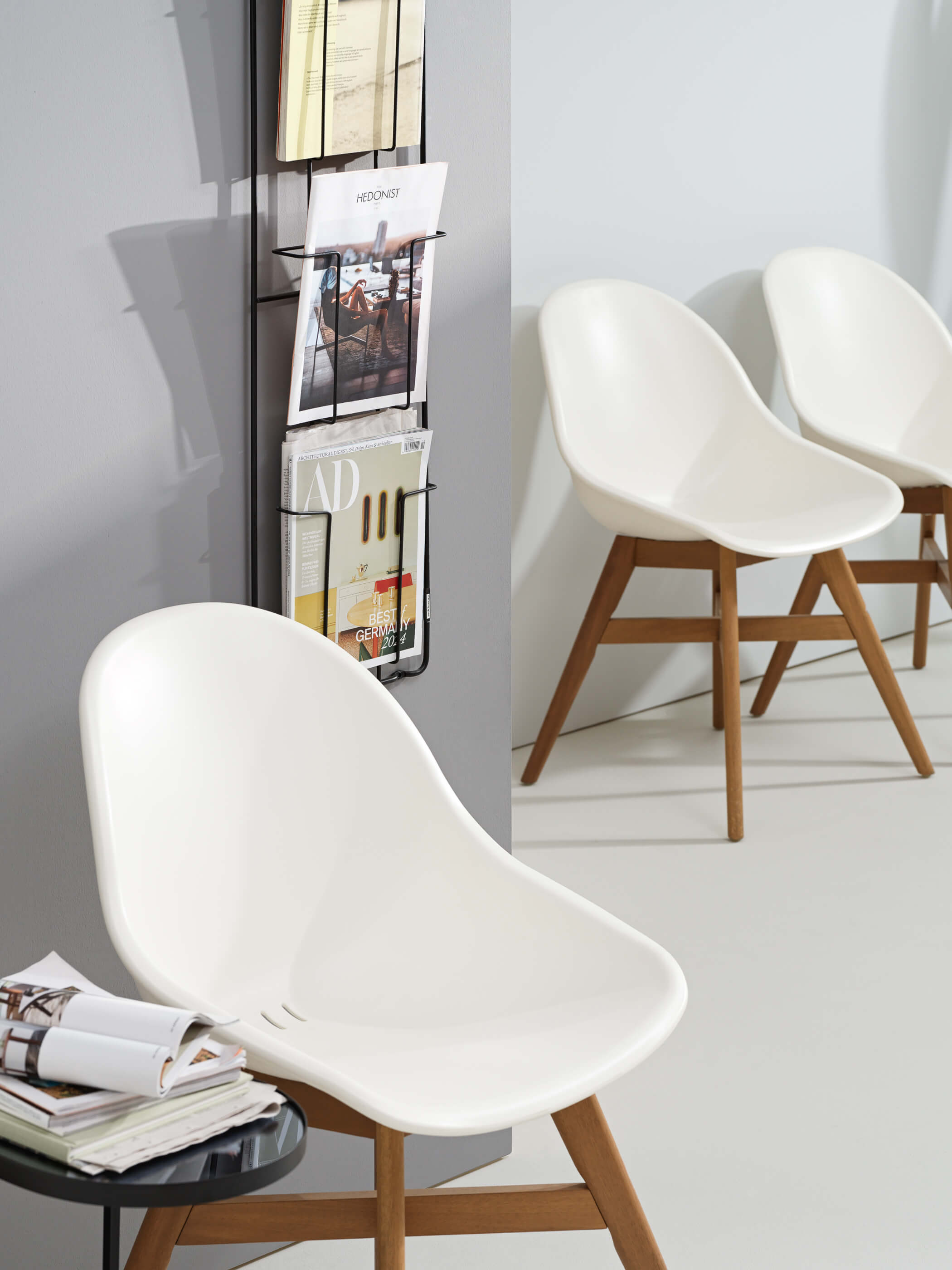 Stühle vor Zeitschriften