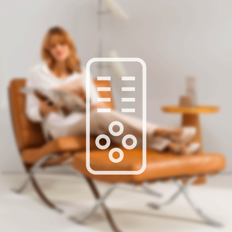 Fernbedienung enthalten Frau sitzt auf Couch