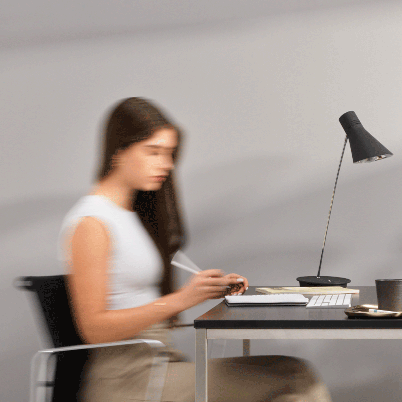 Frau an Schreibtisch