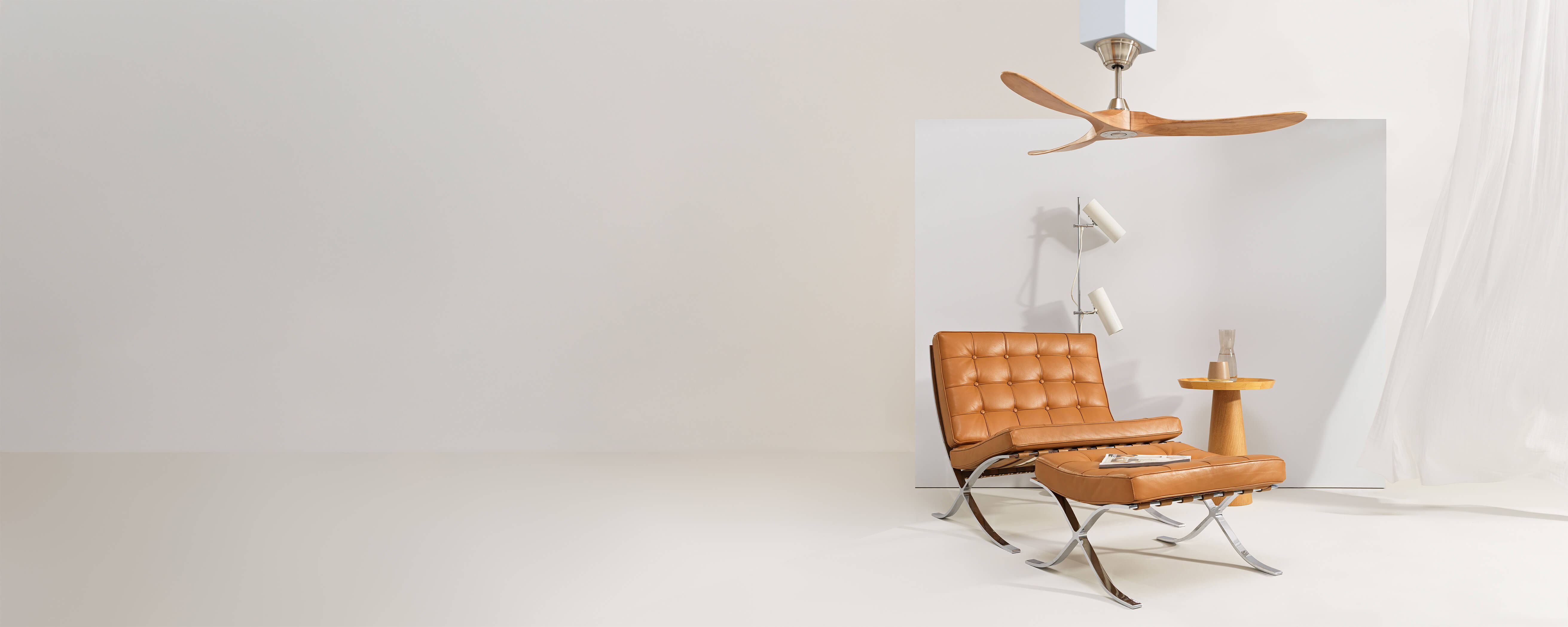 Wohnzimmer mit Couch und Ventilator