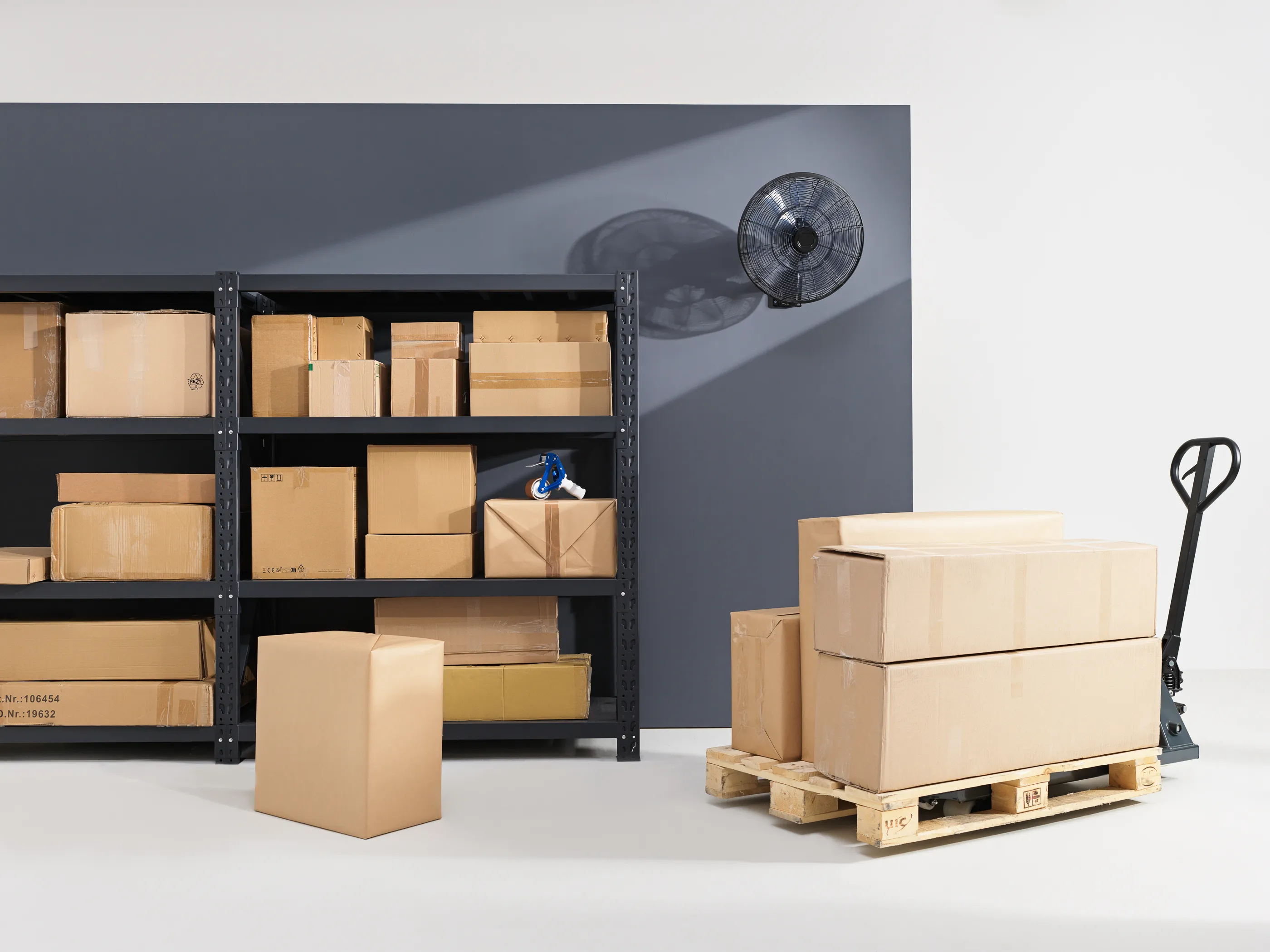 Logistik mit Ventilator an der Wand